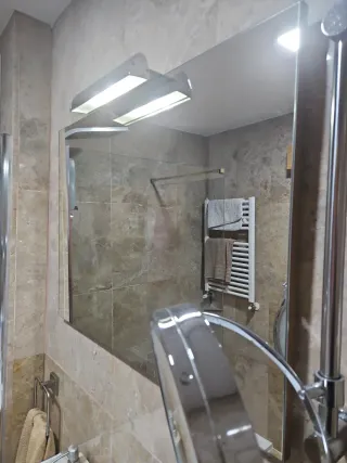 Espejo de baño plateado y transparente