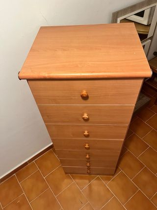 Cómoda de madera con 7 cajones