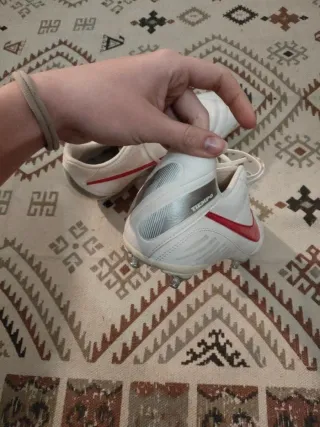 Zapatillas de fútbol Nike blancas y rojas