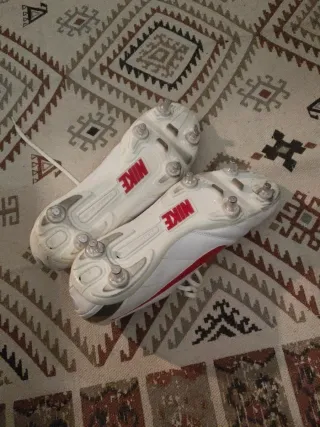 Zapatillas de fútbol Nike blancas y rojas