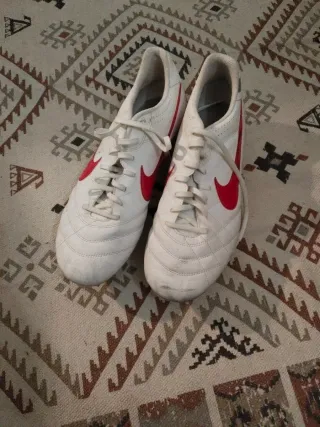 Zapatillas de fútbol Nike blancas y rojas