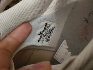 Zapatillas de fútbol Nike blancas y rojas