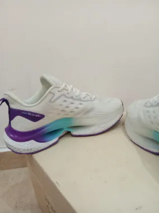 Zapatillas Adidas Blancas y Moradas