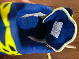 Botas de fútbol niño azul y amarillo número 32