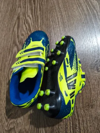 Botas de fútbol niño azul y amarillo número 32