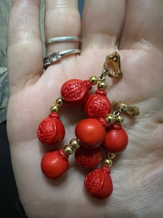 Orecchini vintage con melograni rossi e altri