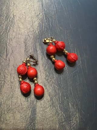 Orecchini vintage con melograni rossi e altri