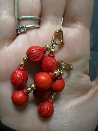 Orecchini vintage con melograni rossi e altri