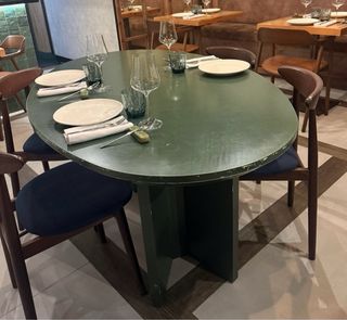 Mesa ovalada verde madera