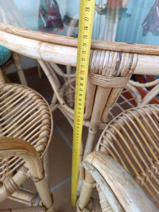 Mesa y sillas de bambú