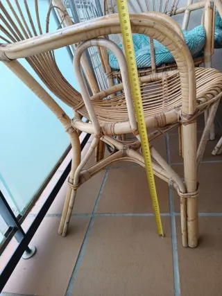 Mesa y sillas de bambú