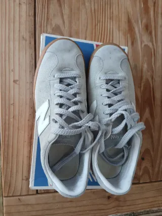 Zapatillas New Balance Grises y Blancas