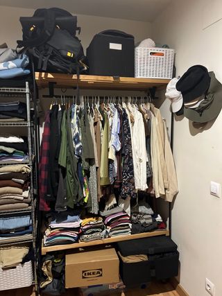 Armario de ropa de madera descubierto.