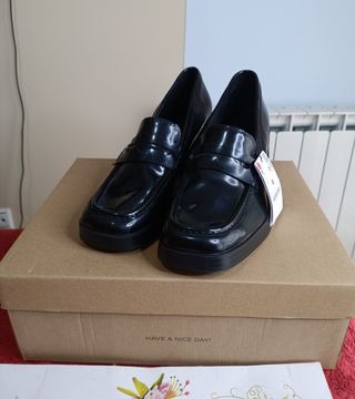 Mocasines negros brillo tacón talla 38