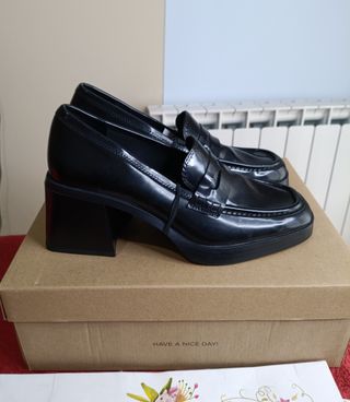 Mocasines negros brillo tacón talla 38