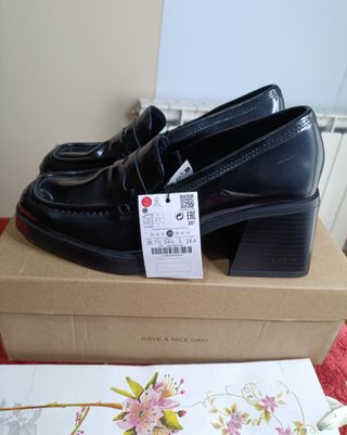 Mocasines negros brillo tacón talla 38