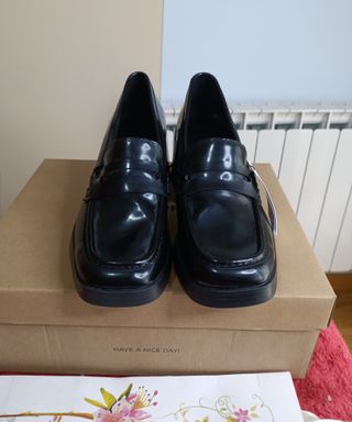 Mocasines negros brillo tacón talla 38