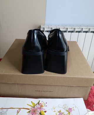 Mocasines negros brillo tacón talla 38