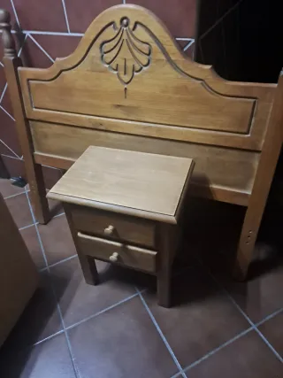 Cabecero y mesita de noche de madera
