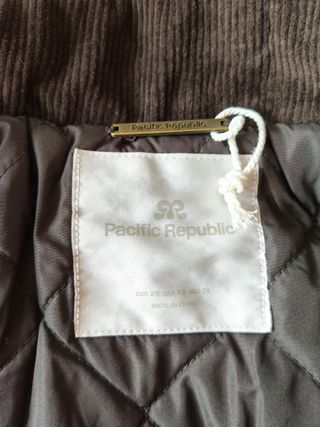 Cazadora marrón con capucha