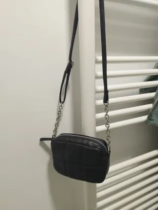 Bolso negro acolchado