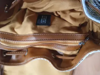 Mochila de tela con detalles en piel