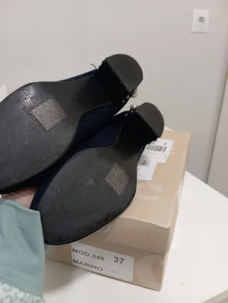 Zapatos de tacón azul marino con perlas. T.37