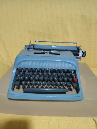 Máquina de escribir Olivetti studio 44