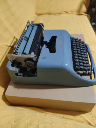 Máquina de escribir Olivetti studio 44