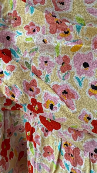 Falda amarilla floral roja y rosa