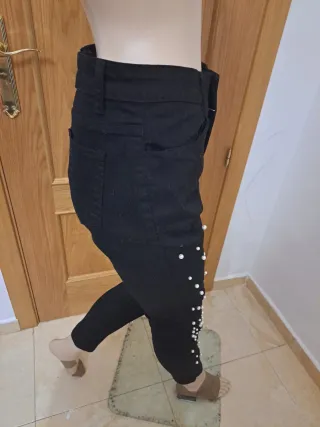 Vaqueros negros con perlas