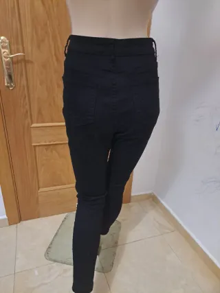 Vaqueros negros con perlas