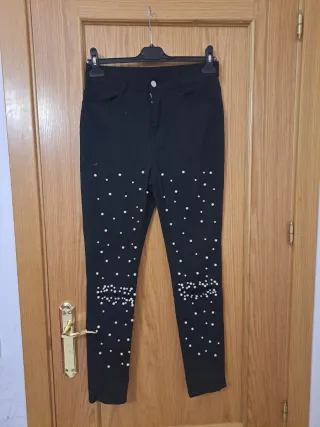 Vaqueros negros con perlas