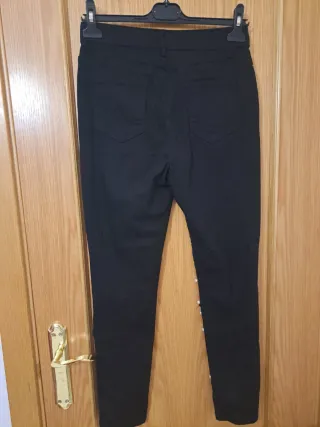 Vaqueros negros con perlas