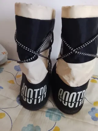 Botas de nieve beige y negras