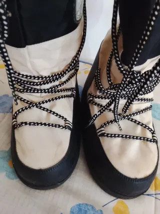 Botas de nieve beige y negras