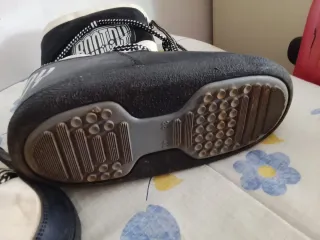 Botas de nieve beige y negras