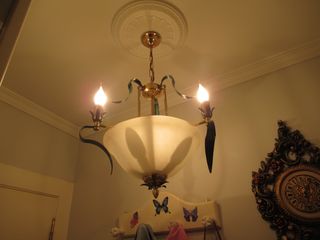 Lámpara de techo dorada y blanca