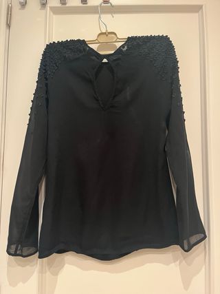 Camisa negra manga larga con detalles
