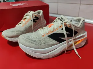 Zapatillas New Balance Supercomp Trainer Beige/Nar