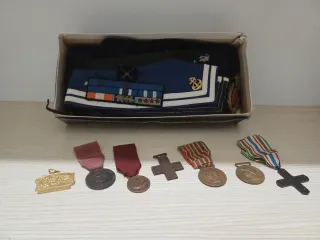 Lotto medaglie e nastrini militari