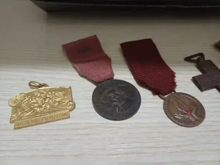 Lotto medaglie e nastrini militari