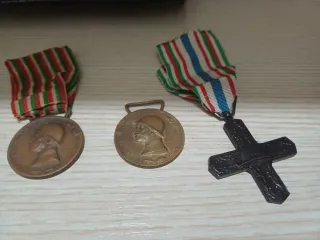 Lotto medaglie e nastrini militari