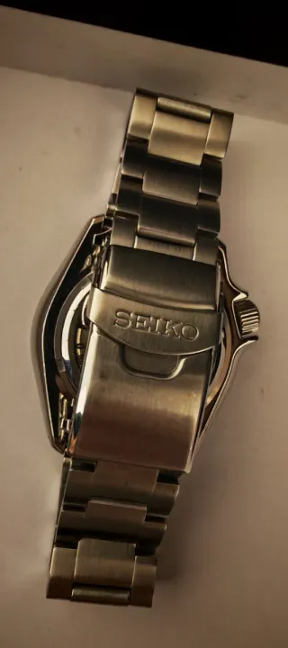 Reloj Seiko 5 Sport Automático Negro y Plateado