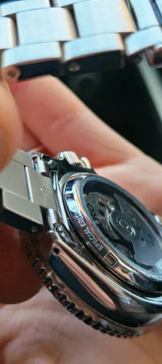 Reloj Seiko 5 Sport Automático Negro y Plateado