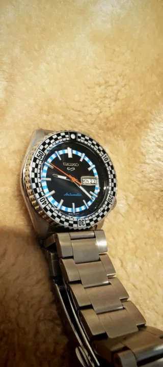 Reloj Seiko 5 Sport Automático Negro y Plateado