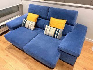 Sofá azul de tela extensible
