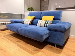 Sofá azul de tela extensible
