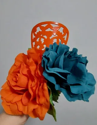 Traje de flamenca naranja con lunares blancos.