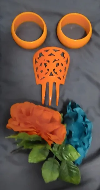 Traje de flamenca naranja con lunares blancos.